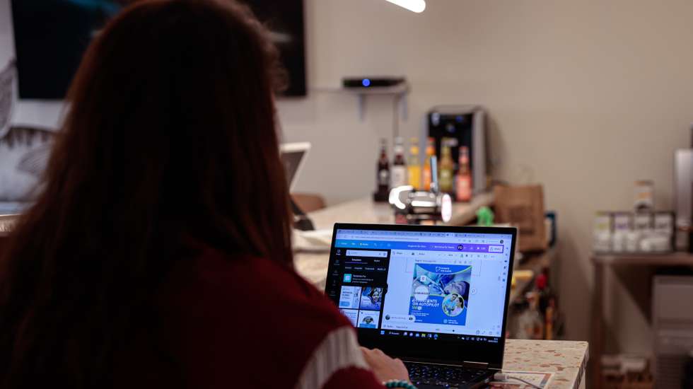 Elementos da comunidade 'Lagos Digital Nomads' trabalham na sala convertida em escritório do WOT Lagos Montemar Hotel, um dos locais onde se organizam eventos e sessões de ‘coworking’, entre vídeo chamadas para reuniões de trabalho ou telefonemas, naquilo que é um dia normal para um trabalhador remoto, em Lagos, 09 de fevereiro de 2023. Nómadas digitais vindos de outros países europeus, mas também portugueses, estão a ficar rendidos a Lagos, no Algarve, cidade onde já existe uma comunidade significativa destes trabalhadores remotos que são considerados os novos turistas. (ACOMPANHA TEXTO DA LUSA DO DIA 26 DE FEVEREIRO DE 2023). LUÍS FORRA/LUSA