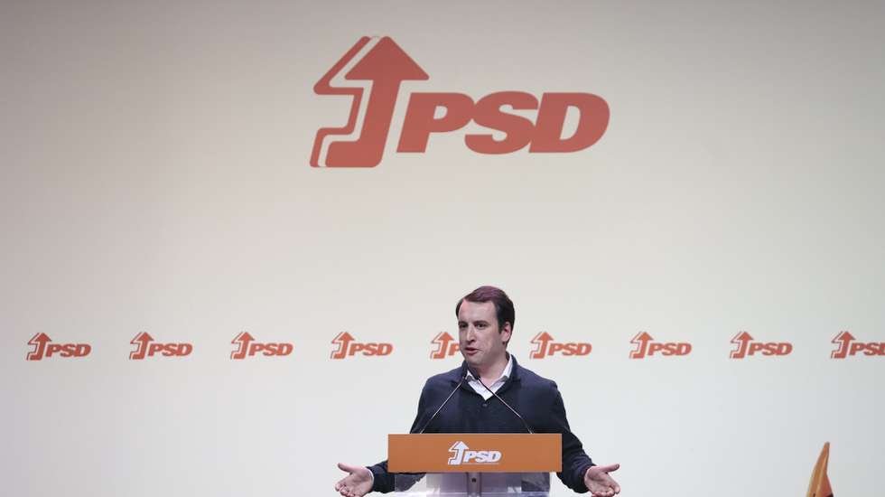 O presidente da Juventude Social Democrata (JSD), João Pedro Louro, intervém num jantar-comício, no âmbito da campanha para as eleições legislativas, em Lisboa, 06 de maio de 2025. MIGUEL A. LOPES/LUSA