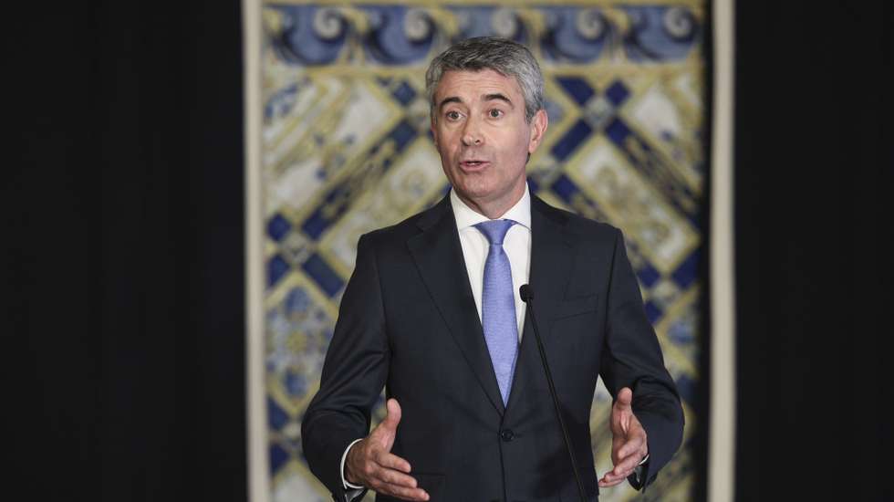 O secretário-geral do Partido Socialista (PS), José Luís Carneiro, fala aos jornalistas após uma audiência com o Presidente da República, Marcelo Rebelo de Sousa (ausente na fotografia), no Palácio de Belém em Lisboa, 1 de julho de 2025. MIGUEL A. LOPES/LUSA