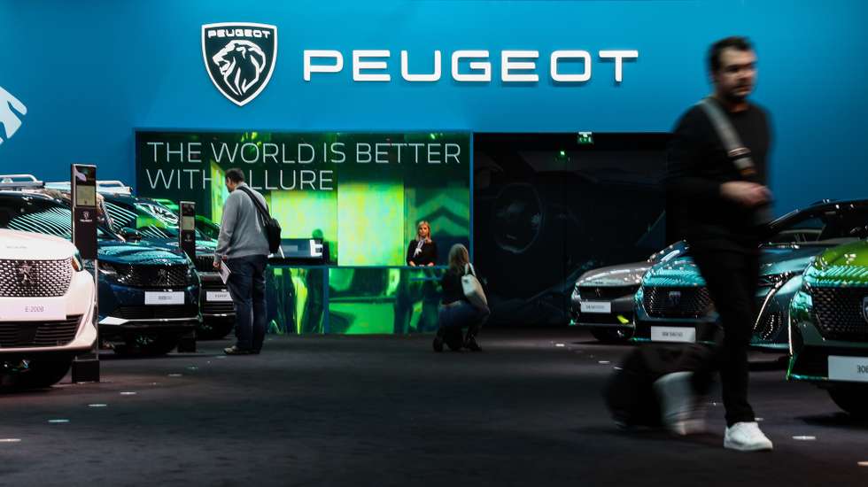 epa10403153 The Peugeot stand during the inauguration of the Brussels Motor Show 2023, in Brussels, Belgium, 13 January 2023. The 100th edition of the Autosalon at the Brussels Expo will run from 14 to 22 January 2023.  EPA/STEPHANIE LECOCQ