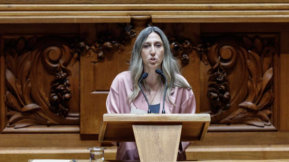 A deputada do Chega, Cristina Rodrigues, intervém na sessão plenária sobre a Lei da Nacionalidade, no sentido de restringir a aquisição da nacionalidade portuguesa e assegurar a possibilidade da sua perda em determinados casos, na Assembleia da República, em Lisboa, 04 de julho de 2025. ANTÓNIO PEDRO SANTOS/LUSA