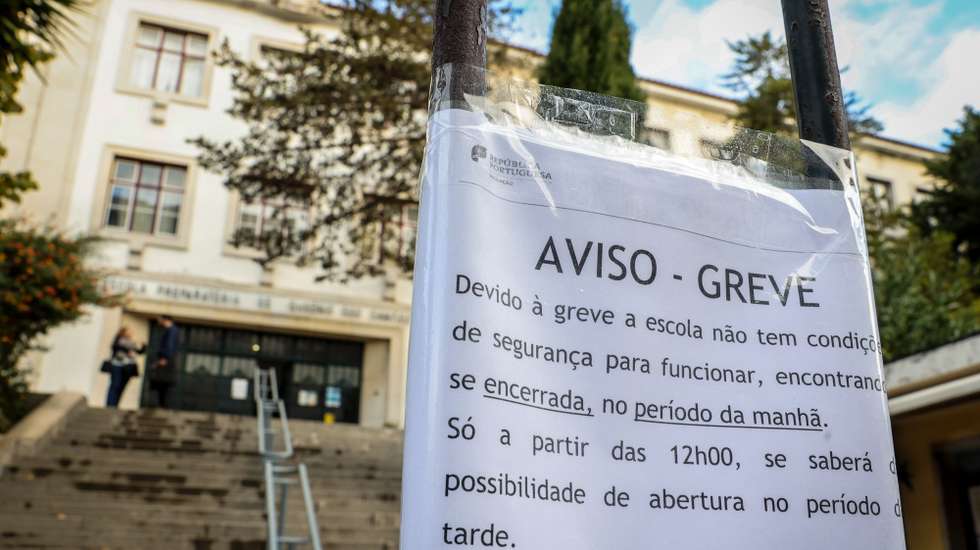 Alunos e pais deslocam-se a escolas em Lisboa, para confirmar a greve geral de trabalhadores da administração pública, convocada pela Frente Comum, Lisboa, 24 de outubro de 2025. MANUEL DE ALMEIDA/LUSA