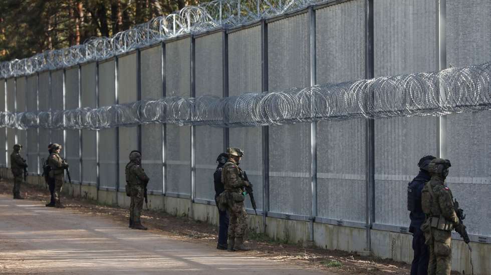 epa12455528 Border guard officers secure the area during the visit of Polish Minister of Interior and Administration Marcin Kierwinski and Deputy Minister of National Defense Cezary Tomczyk at the border with Belarus in Polowce, east Poland, 15 October 2025.  EPA/Artur Reszko POLAND OUT