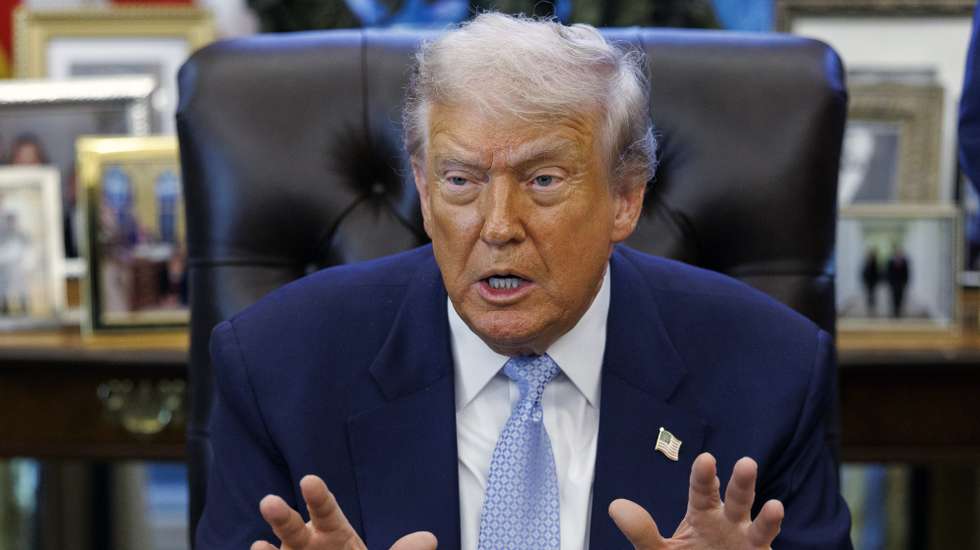 epa12532458 US President Donald Trump speaks during a meeting with the White House Task Force on the FIFA World Cup 2026 at the White House in Washington, DC, USA, 17 November 2025.  EPA/WILL OLIVER / POOL