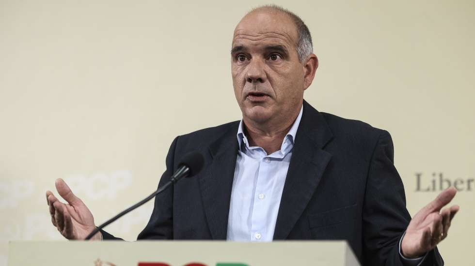 O secretário-geral do Partido Comunista Português (PCP) Paulo Raimundo, durante uma conferência de imprensa da Reunião do Comité Central para analisar a situação política e social e tarefas do partido na sede do partido em Lisboa, 15 de dezembro de 2025. TIAGO PETINGA/LUSA