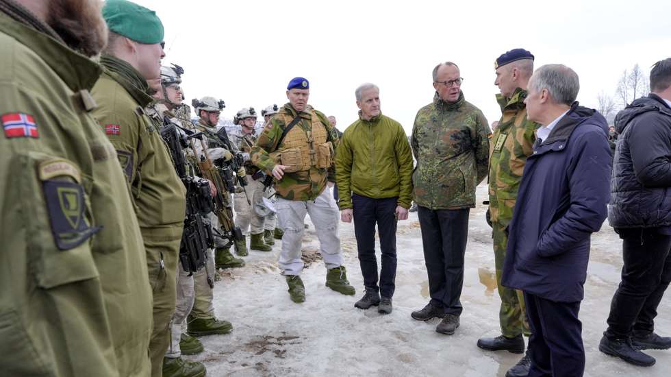 epa12817387 Canadian Prime Minister Mark Carney (R), Norwegian Prime Minister Jonas Gahr Store (2-L) and German Chancellor Friedrich Merz (C) visit German and Norwegian soldiers in connection with Cold response 2026 in Bardufoss, Norway, 13 March 2026. German Chancellor Merz arrived in Norway on 12 March for a two-day visit, including to the Andoya Spaceport in Andenes.  EPA/LISE ASERUD NORWAY OUT