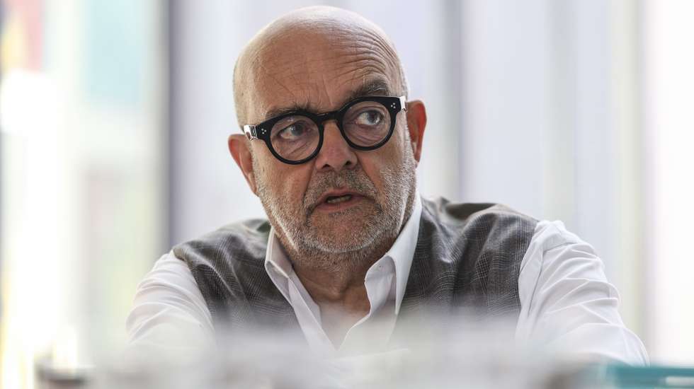 Pedro Cabrita Reis durante a entrevista à Agência Lusa por ocasião da exposição "Atelier", Lisboa, 10 de maio de 2024. A exposição estará patente de 19 de maio a 28 de julho nos antigos pavilhões da Mitra em Lisboa. (ACOMPANHA TEXTO DE 11-05-2024) MIGUEL A. LOPES/LUSA