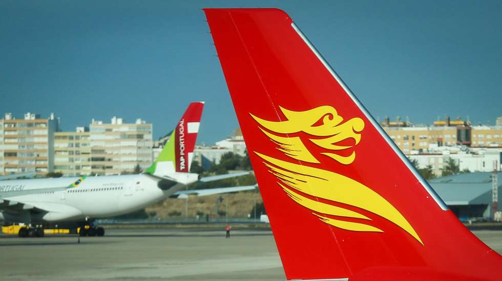 Uma aeronave Airbus 330 da Beijing Capital Airlines depois de aterrar no Aeroporto Humberto Delgado, sendo o primeiro voo regular entre China e Portugal, em Lisboa, 26 de julho de 2017. O voo terá três frequências por semana - quarta-feira, sexta-feira e domingo - entre a cidade de Hangzhou, na costa leste da China, e Lisboa, com paragem em Pequim. MÁRIO CRUZ/LUSA