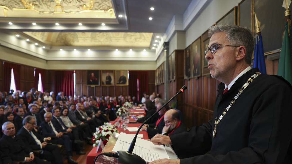 O novo bastonário da Ordem dos Advogados, João Massano, discursa durante a sua posse, no Salão Nobre da Ordem dos Advogados em Lisboa, 8 de maio de 2025. TIAGO PETINGA/LUSA