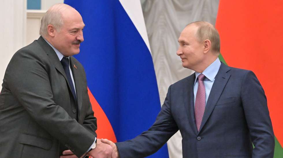 epa09769815 Belarusian President Alexander Lukashenko (L) and Russian President Vladimir Putin (R) shake hands during a joint press conference following their talks at the Kremlin in Moscow, Russia, 18 February 2022. Belarusian President is on a working visit to Moscow.  EPA/SERGEY GUNEEV / SPUTNIK / KREMLIN POOL MANDATORY CREDIT