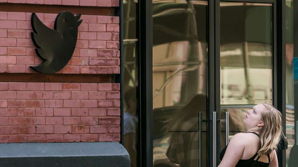 epaselect epa10286303 A person looks at signage at the Twitter offices in New York, New York, USA, 04 November 2022. The company is reportedly laying off closer to half of its employees as part of change in corporate strategy related to Elon Musk's purchase of the company on 27 October 2022.  EPA/JUSTIN LANE
