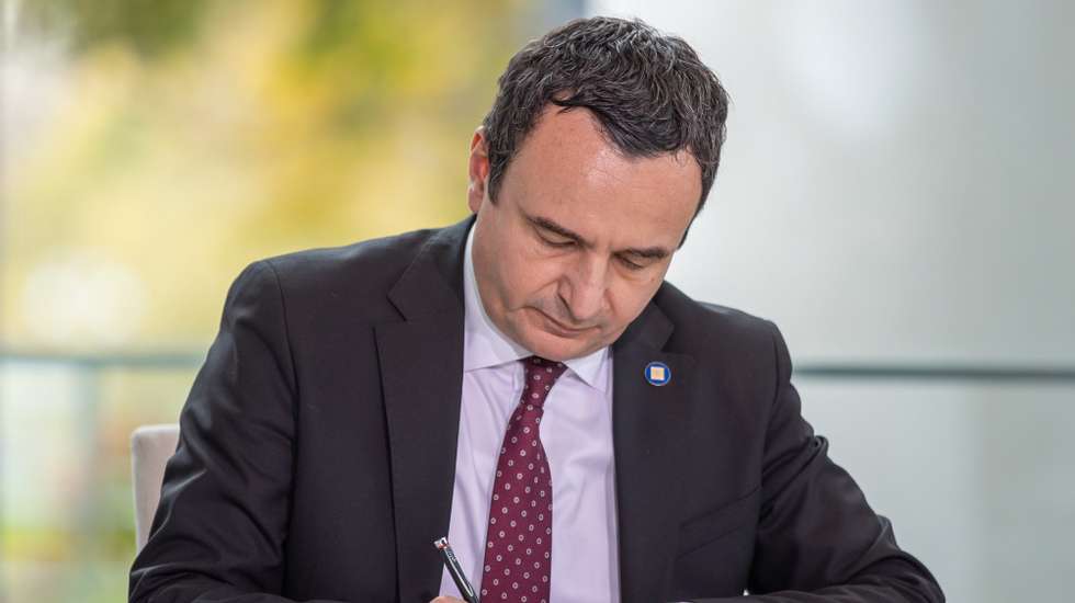 epa10283419 Prime Minister of Kosovo Albin Kurti at a signing ceremony for three agreements by the heads of government of the six Western Balkan countries during the 'Western Balkans Conference' at the Chancellery in Berlin, Germany, 03 November 2022. German Chancellor Olaf Scholz is hosting a meeting of European Union officials and Western Balkan leaders at the Chancellery in Berlin.  EPA/ANDREAS GORA / POOL