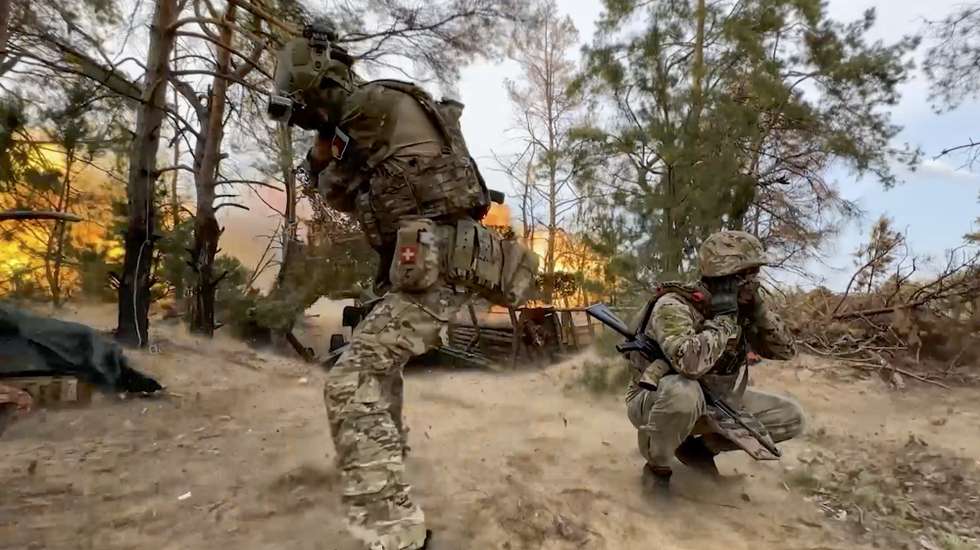 epa11613954 A still image taken from a handout video made available by the Russian Defence Ministry Press-Service on 19 September 2024 shows Russian servicemen firing a 'Giatsint-B' towed 152 mm field gun towards Ukrainian positions, at an undisclosed location in Russia. The Russian Defense Ministry reported that Ukrainian troops losses in the Kursk direction in one day amounted to more than 300 servicemen, and over the entire period of its military operations to more than 14,000 soldiers. Fighting between Russian and Ukrainian forces has been ongoing in the Kursk region since 06 August following a Ukrainian military incursion into Russia's border region.  EPA/RUSSIAN DEFENCE MINISTRY PRESS SERVICE/HANDOUT HANDOUT -- MANDATORY CREDIT -- BEST QUALITY AVAILABLE -- HANDOUT EDITORIAL USE ONLY/NO SALES