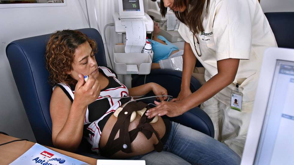 Utentes do serviço de urgência de obstetrícia, no Hospital S. Francisco Xavier, que reabriu no final do mês de Agosto, após ter estado encerrado durante uma semana devido à falta de pessoal, 10 Setembro 2008, em Lisboa. (ACOMPANHA TEXTO) JOSÉ SENA GOULÃO / LUSA
