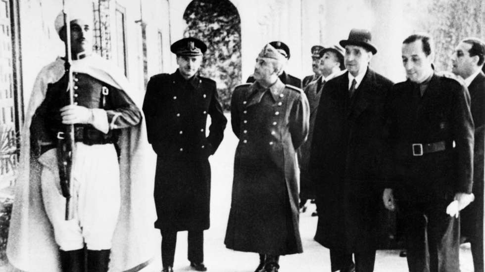 O livro destaca uma caravana automóvel sob a liderança do capitão Jorge Botelho Moniz, que auxiliou as forças de Franco contra o governo republicano
