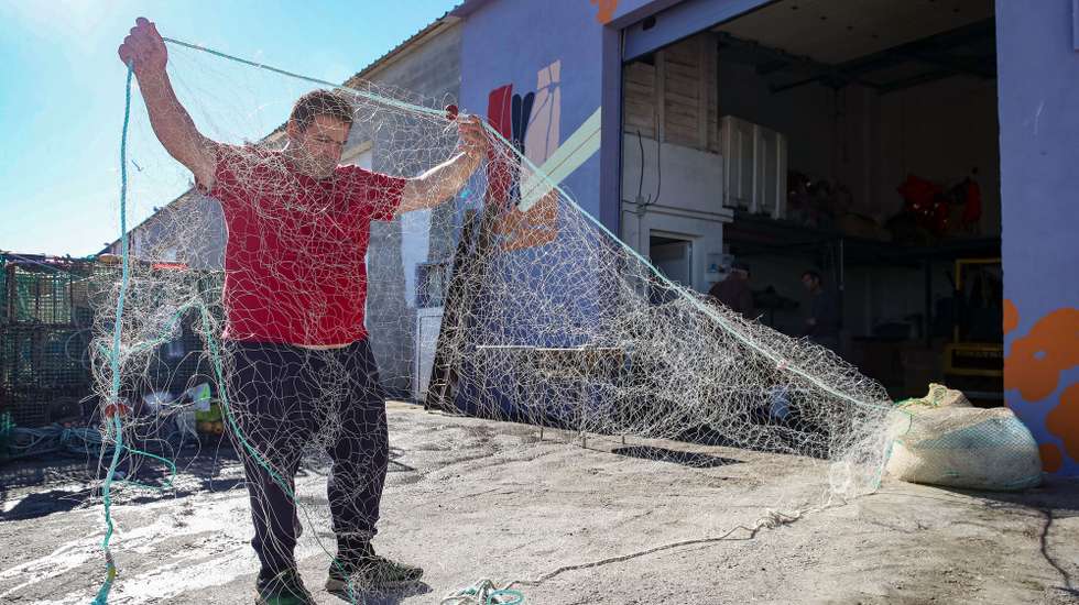 Pescadores puxam a rede biodegradável