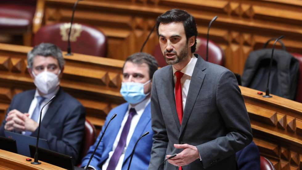 O deputado do Partido Socialista (PS), Tiago Barbosa Ribeiro, intervém durante o debate parlamentar com a presença da ministra do Trabalho, Solidariedade e Segurança Social, Ana Mendes Godinho, requerido pelo grupo parlamentar do PCP. na Assembleia da República, em Lisboa, 6 de janeiro de 2022. MIGUEL A. LOPES/LUSA