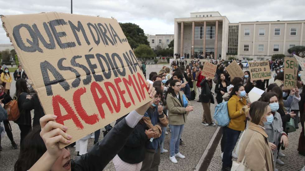 Manifestação junto à Reitoria da Universidade de Lisboa "Contra o Assédio nas Universidades", convocada pelo Movimento contra o Assédio no Meio Académico, cujo objetivo é a consciencialização dos estudantes e da restante comunidade académica, a recolha de informação real e atual, promoção do um debate apelativo a uma postura reivindicativa dos estudantes e a apresentação de propostas de combate ao assédio nas universidades, a apresentar às instituições, Lisboa, 07 de abril de 2022.  MANUEL DE ALMEIDA/LUSA