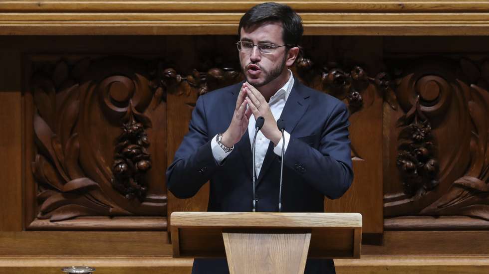 O deputado do Partido Socialista (PS), Miguel Costa Matos,  intervém no debate sobre a apreciação na generalidade do Orçamento do Estado para 2022 (OE2022), esta tarde na Assembleia da República, em Lisboa, 26 de outubro de 2021. Se os partidos mantiverem o sentido de voto anunciado, a proposta do Governo de Orçamento deverá ser chumbada na quarta-feira logo na generalidade com os votos contra do PSD, Bloco de Esquerda, PCP, CDS-PP, PEV, Iniciativa Liberal e Chega, tendo os votos a favor apenas do PS e as abstenções do PAN e das deputadas não inscritas Joacine Katar-Moreira e Cristina Rodrigues. MIGUEL A. LOPES/LUSA