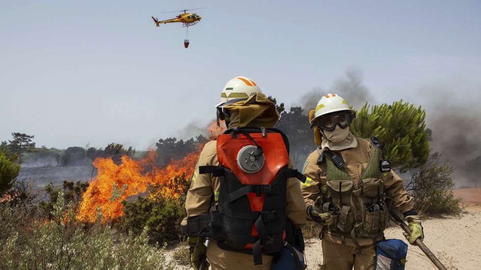 Elementos da Unidade de Emergência de Proteção e Socorro (UEPS) durante o combate ao incêndio que lavra na zona da Quinta do Lago, em Almancil, Faro, 13 de julho de 2022. Dezasseis dos 18 distritos de Portugal continental estão hoje sob aviso vermelho, o mais grave, devido ao tempo quente, com mais de uma centena de concelhos em perigo máximo de incêndio rural. DUARTE DRAGO/LUSA