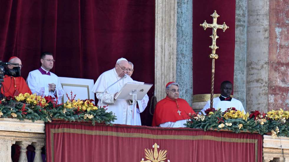 epa10378072 Pope Francis leads the Urbi et Orbi prayer from the balcony of Saint Peter's Basilica facade at the Vatican on occasion of Christmas feasts, 25 December 2022.  EPA/ANSA/CLAUDIO PERI