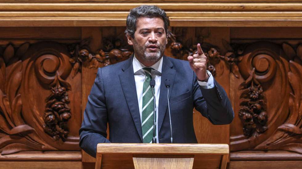 O deputado e presidente do Chega, André Ventura, interpela o Governo durante o debate parlamentar proposto pela Comissão Parlamentar de Saúde, sobre o Serviço Nacional de Saúde , na Assembleia da República em Lisboa, 15 de setembro de 2023. MIGUEL A. LOPES/LUSA
