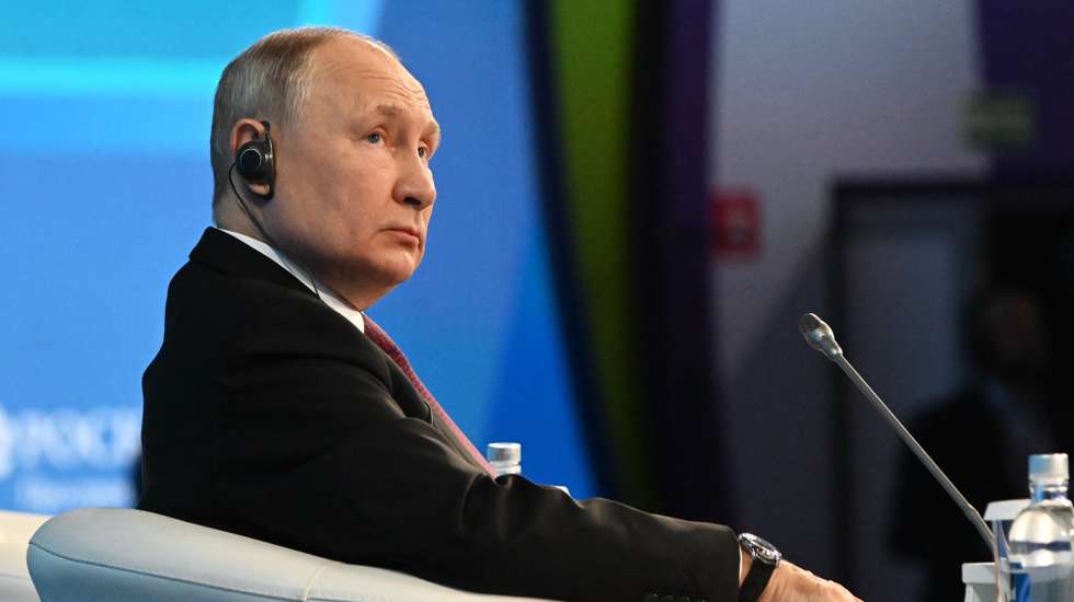 epa10913398 Russian President Vladimir Putin attends a plenary session at the 2023 Russian Energy Week international forum at the Manezh Central Exhibition Hall in Moscow, Russia, 11 October 2023.  EPA/KRISTINA KORMILITSYNA / SPUTNIK / KREMLIN POOL MANDATORY CREDIT