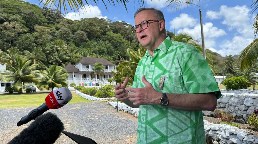 epa10965529 Australian Prime Minister Anthony Albanese speaks to the media during the Pacific Islands Forum (PIF) in Rarotonga, Cook Islands, 08 November 2023. The PIF Leaders Meeting brings together leaders from 18 Pacific countries and territories from 06 to 10 November, to discuss regional issues, including climate change and security.  EPA/BEN MCKAY  AUSTRALIA AND NEW ZEALAND OUT
