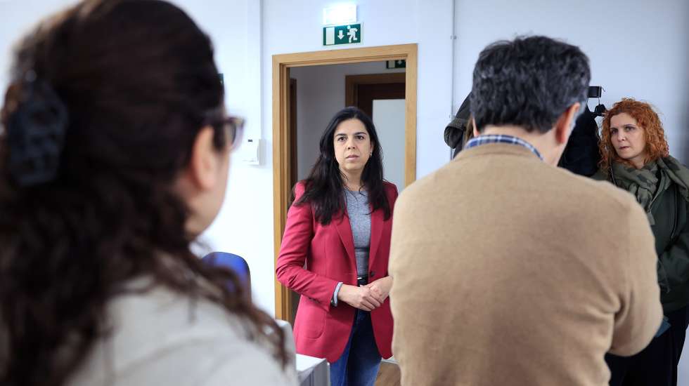 Inês de Sousa Real, porta-voz do PAN (E), conversa com trabalhadores do Jornal de Notícias, 01 de dezembro 2023, Porto. ESTELA SILVA/LUSA