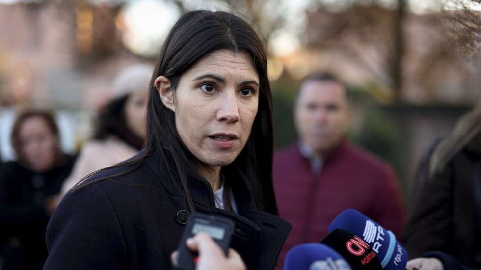 A coordenadora nacional do Bloco de Esquerda (BE), Mariana Mortágua, fala aos jornalistas após se ter encontrado com os signatários da "Carta aberta dos profissionais de saúde da área materno-infantil de Lisboa e Vale do Tejo sobre a degradação dos cuidados de saúde da região”, junto ao Hospital Hospital Professor Doutor Fernando Fonseca, na Amadora, 19 de  dezembro de 2023. FILIPE AMORIM/LUSA