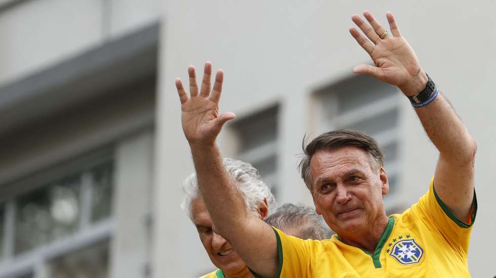 epa11181481 Former Brazilian President Jair Bolsonaro greets supporters during a rally in Sao Paulo, Brazil, 25 February 2024. Bolsonaro called his supporters to take to the streets of Sao Paulo while the former head of state is being investigated in relation to the 2023 attempted coup dâ€™etat.  EPA/Sebastiao Moreira