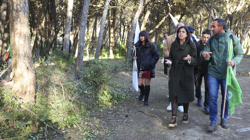 A porta-voz do Pessoas, Animais e Natureza (PAN), Inês Sousa Real (C), durante uma  ação de campanha em Cascais, 28 de fevereiro de 2024. O Presidente da República decretou a 15 de janeiro a dissolução do parlamento e a convocação de eleições legislativas antecipadas para 10 de março, na sequência da demissão do primeiro-ministro, António Costa, apresentada em 07 de novembro, por causa da Operação Influencer, e de imediato aceite pelo Presidente da República. Até ao próximo dia 8 decorre o período de campanha eleitoral com a participação de 19 forças políticas concorrentes ao ato eleitoral.  ANTÓNIO COTRIM/LUSA