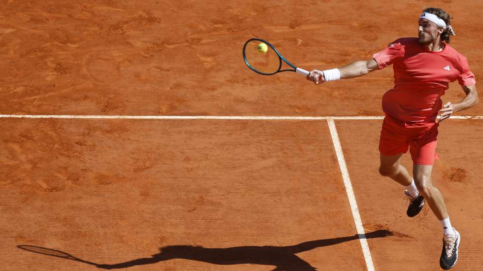 epa11278199 Stefanos Tsitsipas of Greece in action during his final match against Casper Ruud of Norway at the ATP Monte Carlo Masters tennis tournament in Roquebrune Cap Martin, France, 14 April 2024.  EPA/Sebastien Nogier
