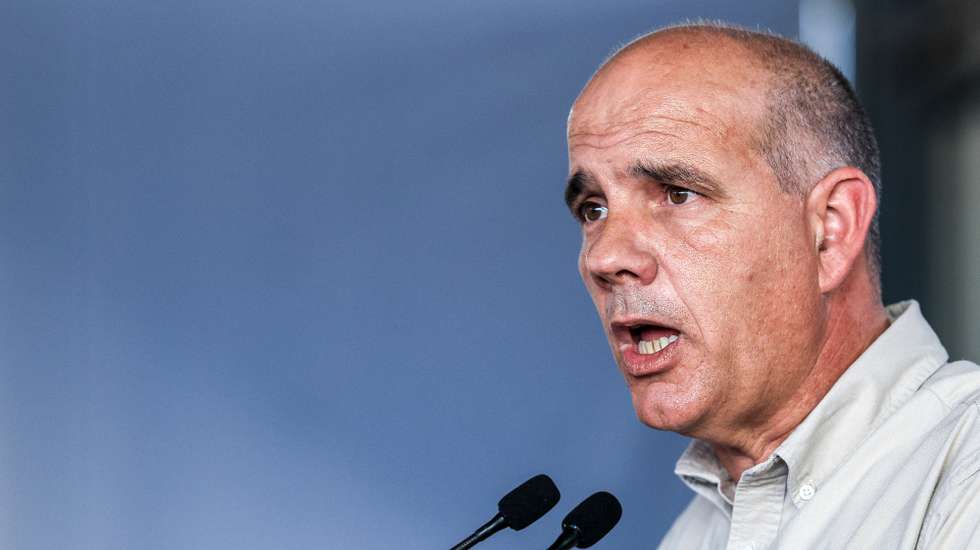 O secretário-geral do Partido Comunista Português (PCP), Paulo Raimundo, intervém durante um almoço comemorativo dos 50 anos do 25 de Abril, em São João da Talha, Loures,  21 de abril de 2024. ANTÓNIO COTRIM/LUSA