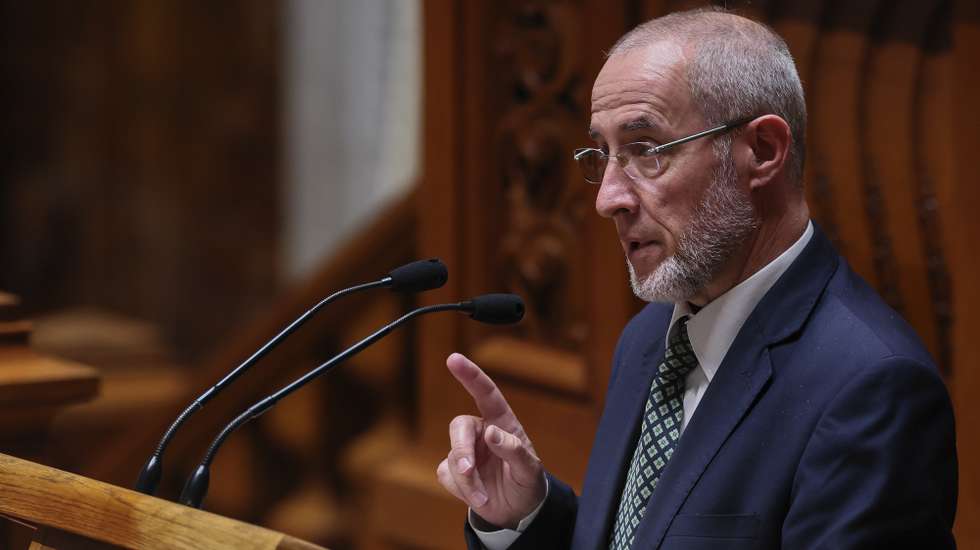 O depudado do PCP, Alfredo Maia, intervém durante o debate paralamentar sobre as portagem nos lanços e sublanços das autoestradas do Interior (ex-SCUT) na Assembleia da República, Lisboa, 2 de maio de 2024. MANUEL DE ALMEIDA/LUSA