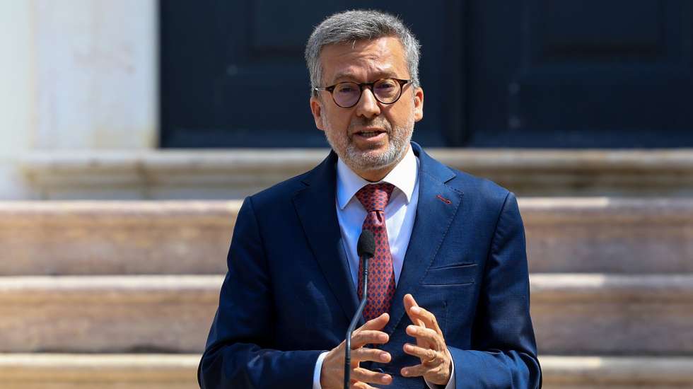 O presidente da Câmara Municipal de Lisboa, Carlos Moedas, fala aos jornalistas no final de um encontro com primeiro-ministro, Luís Montenegro (ausente da fotografia), no Palácio de São Bento, em Lisboa,  21 de maio de 2024. ANTÓNIO COTRIM/LUSA