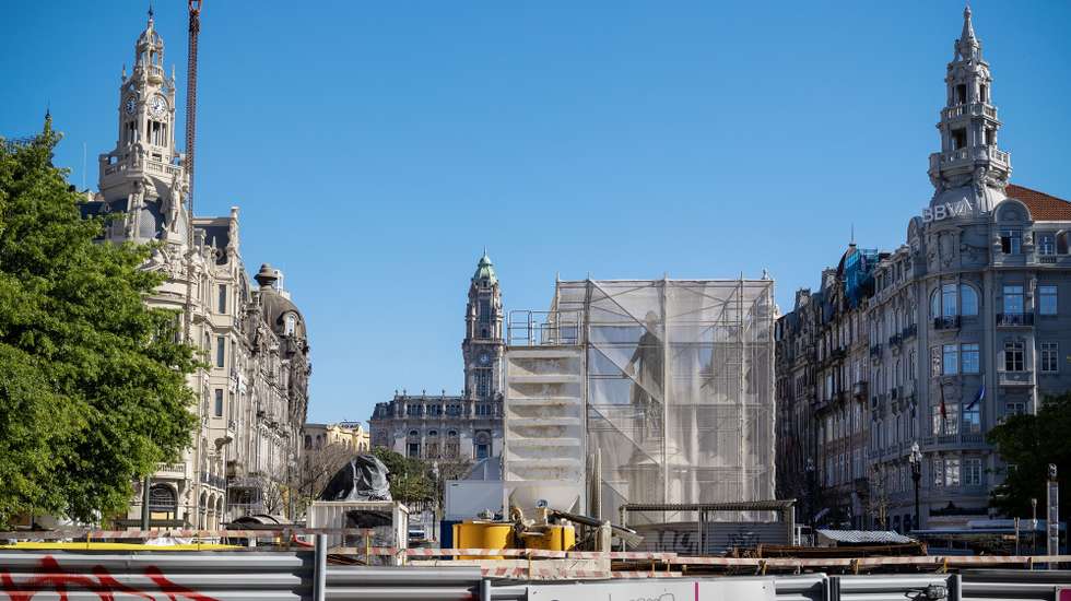 Porto: Obras da nova linha rosa do metro na Avenida dos Aliados, no Porto, 22 de abril de 2024. JOSÉ COELHO/LUSA