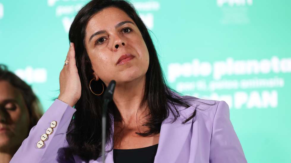 epa11401379 Leader of People-Animals-Nature (PAN) Ines de Sousa Real speaks at the party electoral headquarters after the results of the European elections night in Lisbon, Portugal, 09 June 2024. More than 10.8 million registered voters in Portugal and abroad went to the polls to choose 21 of the 720 members of the European Parliament.  EPA/MANUEL DE ALMEIDA
