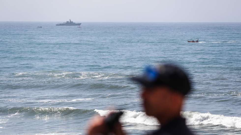 Continuam as operações de busca do naufrágio da embarcação de pesca que naufragou ontem ao largo de São Pedro de Moel, Marinha Grande, Leiria, 4 julho 2024. Na quarta-feira, pelas 04:33, foi dado o alerta para o naufrágio da embarcação de pesca “Virgem Dolorosa” para o comando local da Polícia Marítima da Nazaré. Dos 17 tripulantes, 11 foram resgatados. Registaram-se três mortes e há ainda três desaparecidos, naturais da praia da Leirosa, na Figueira da Foz (Coimbra). PAULO CUNHA/LUSA
