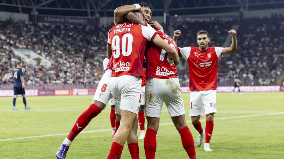 epa11550625 Braga's forward Roberto Fernandez #90 celebrates his goal with his teammatesl after scoring the 0:2, during the UEFA Europa League 3rd qualifying round second leg soccer match between Switzerland's Servette FC and Portugal's SC Braga, at the Stade de Geneve stadium, in Geneva, Switzerland, 15 August 2024.  EPA/SALVATORE DI NOLFI