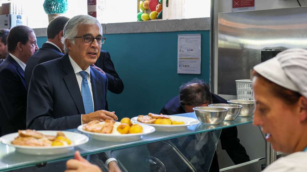 O Presidente da Assembleia da República, Aguiar Branco, almoça com alunos no final da sessão Solene de abertura do ano letivo e do 175.º aniversário da Escola Secundária Alves Martins em Viseu, 12 de setembro de 2024. PAULO NOVAIS/LUSA