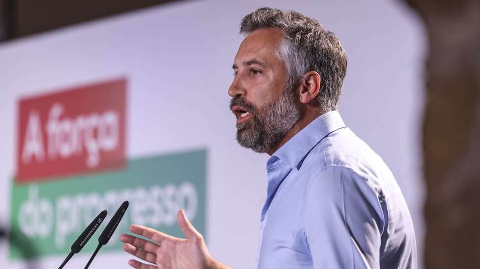 O secretário-geral do Partido Socialista (PS), Pedro Nuno Santos, durante a intervenção na abertura da reunião da Comissão Política Nacional do PS para análise da situação política do país e a apreciação e votação do Relatório e Contas 2023, no Convento de São Francisco, em Coimbra, 14 de setembro de 2024. PAULO NOVAIS/LUSA