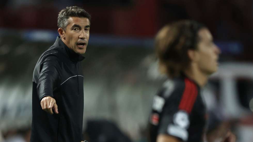epa11614316 Benfica's head coach Bruno Lage reacts during the UEFA Champions League match between Crvena Zvezda and Benfica in Belgrade, Serbia, 19 September 2024.  EPA/ANDREJ CUKIC