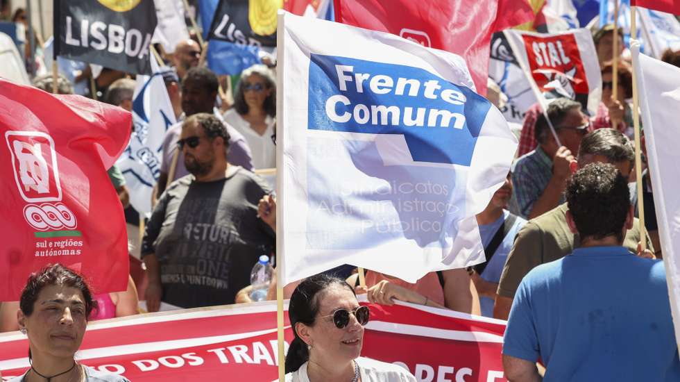 Dirigentes e delegados sindicais da Frente Comum de Sindicatos da Administração Pública participam num plenário para exigir ao Governo "a tomada de medidas para responder, de forma positiva, às exigências que constam da Proposta Reivindicativa Comum para 2024, da qual se destaca o aumento imediato de todos os salários, a valorização de todas as carreiras e profissões e o reforço dos serviços públicos, frente à residência oficial do primeiro-ministro, em Lisboa, 02 de julho de 2024. MANUEL DE ALMEIDA/LUSA