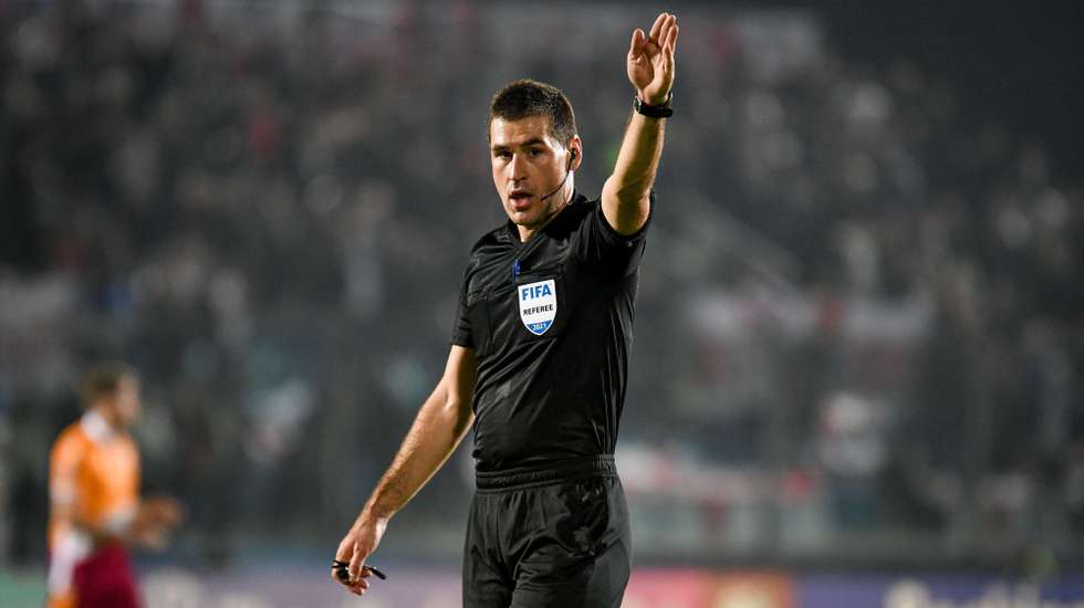 epa09584253 The referee of the match Rade Obrenovic during the FIFA World Cup Qatar 2022 World Cup group I qualifying soccer match San Marino vs England at the San Marino Stadium in San Marino, Republic of San Marino, 15 November 2021.  EPA/ETTORE GRIFFONI