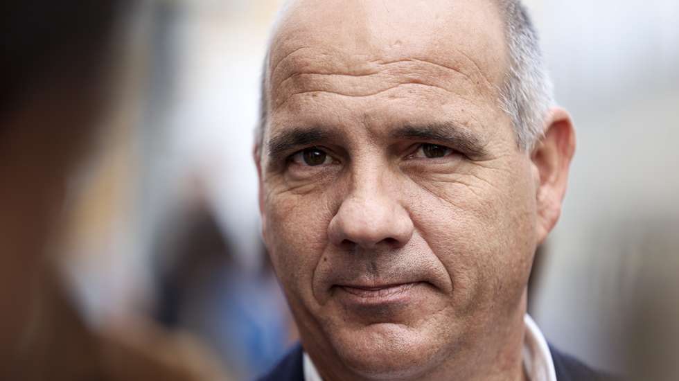 O secretario-geral do Partido Comunista Português (PCP), Paulo Raimundo, durante a ação de contacto com pais e trabalhadores do Jardim Infantil Popular da Pontinha, no âmbito da campanha "Aumentar salários e pensões, por uma vida melhor" em Lisboa, 21 de novembro de 2024. FILIPE AMORIM/LUSA