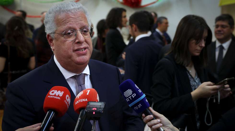 O ministro da Economia, Pedro Reis, fala à imprensa sobre o novo investimento da Lufthansa em Portugal nas instalações da Associação Portuguesa de Amesterdão (APA) em Amsterdão, Países Baixos, 9 de dezembro de 2024. TIAGO PETINGA/LUSA