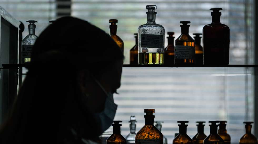 Técnicas de farmácia trabalham no Laboratório Nacional do Medicamento, em Lisboa, 7 de junho de 2022. MÁRIO CRUZ/LUSA