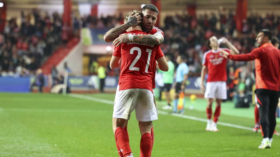 epa11819084 Benfica´s Andreas Schjelderup celebrates after scoring a goal against Sporting during their League Cup final soccer match held at Magalhaes Pessoa Stadium, in Leiria, Portugal, 11 January 2025.  EPA/PAULO NOVAIS