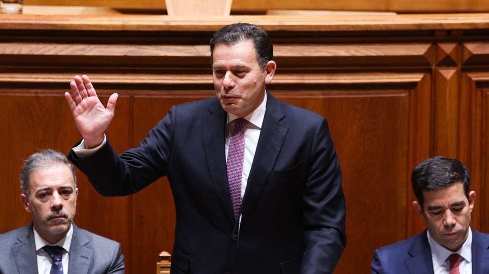 O primeiro-ministro, Luís Montenegro (C), ladeado pelo ministro dos Assuntos Parlamentares, Pedro Duarte (E), e pelo ministro da Presidência, António Leitão Amaro (D), intervém no debate quinzenal, na Assembleia da República, em Lisboa, 15 de janeiro de 2025. TIAGO PETINGA/LUSA